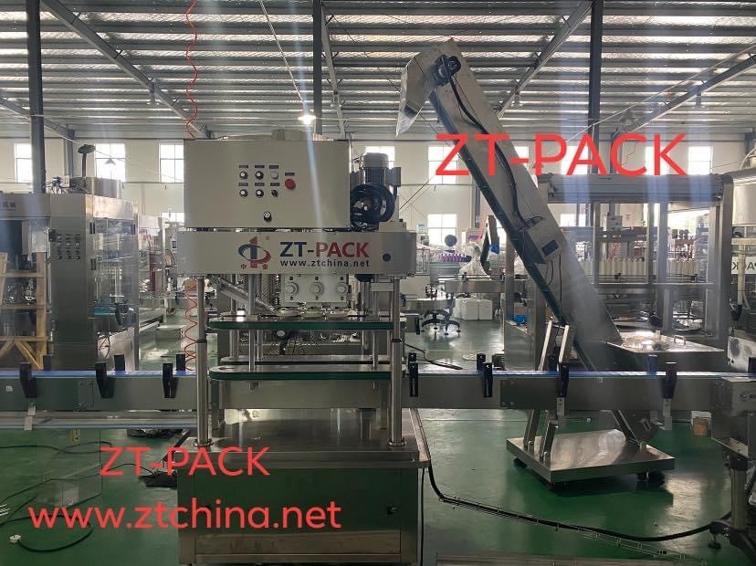 Pressa per coperchi di tipo lineare automatico